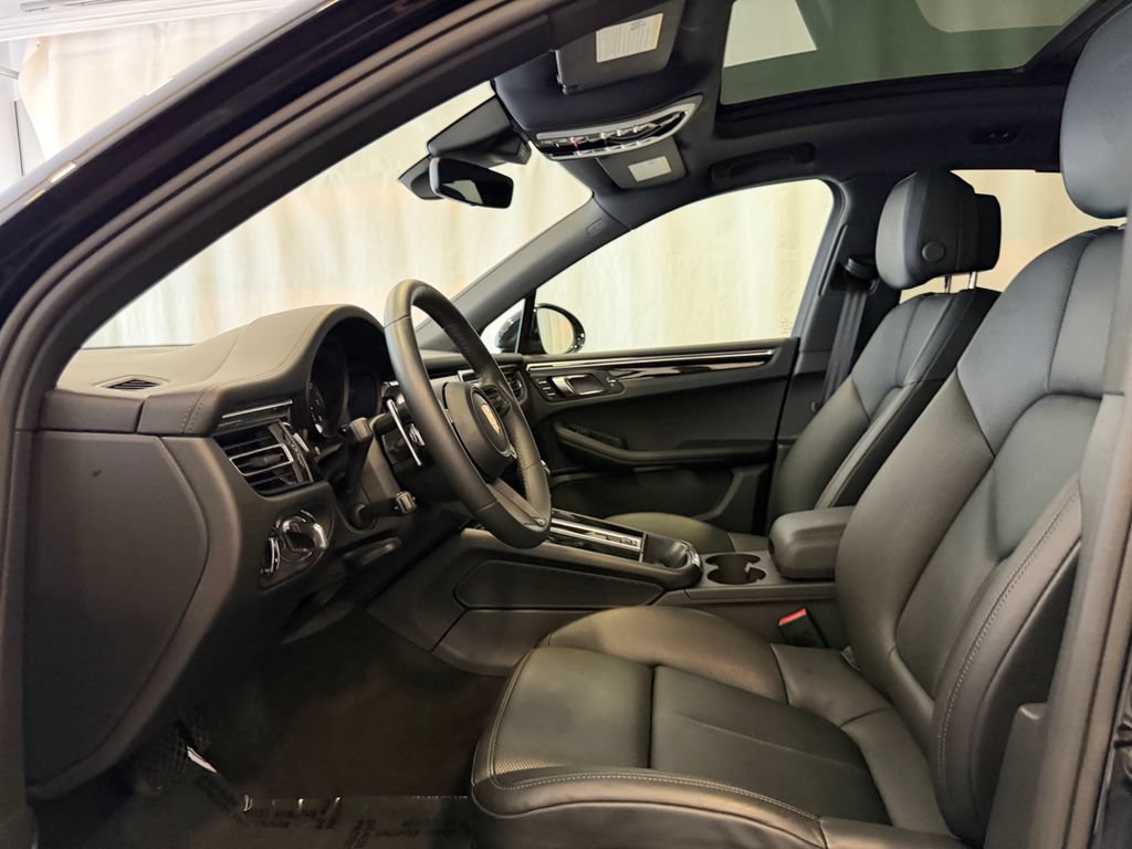 Certified 2026 Porsche Macan AWD/4WD image 5