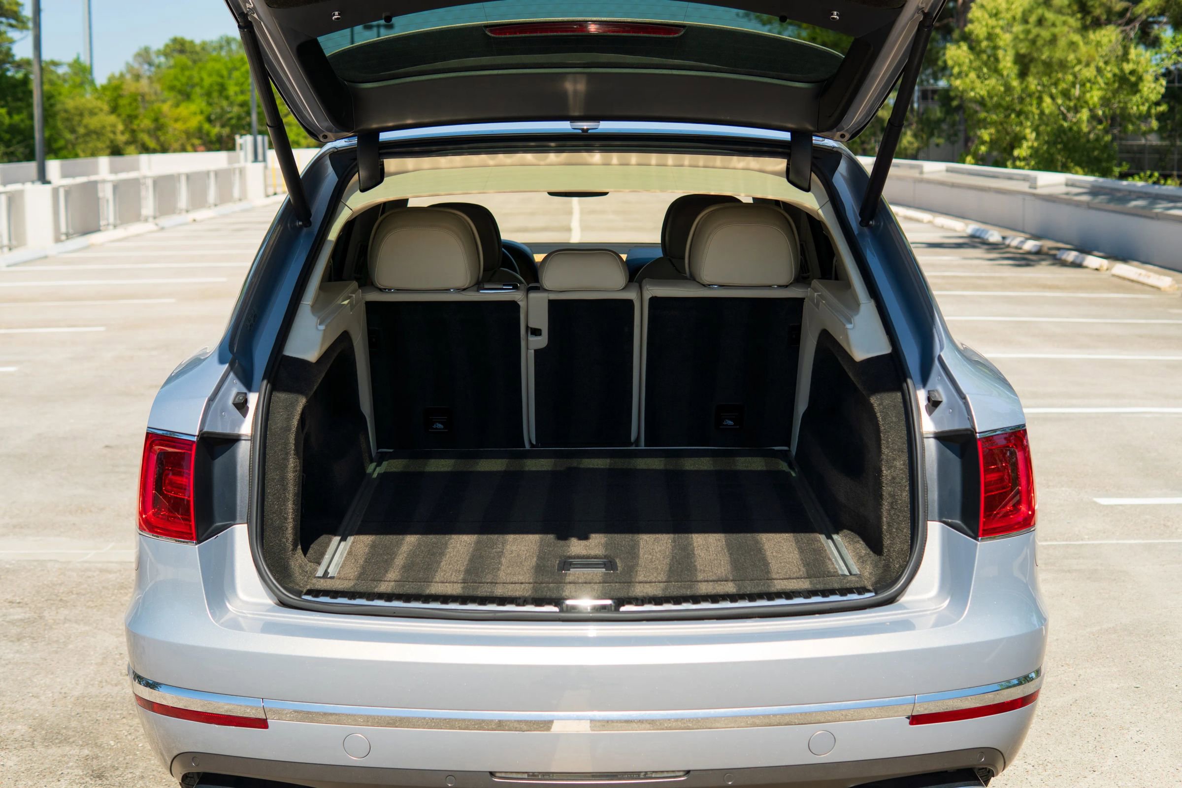 Used 2017 Bentley Bentayga AWD/4WD image 14