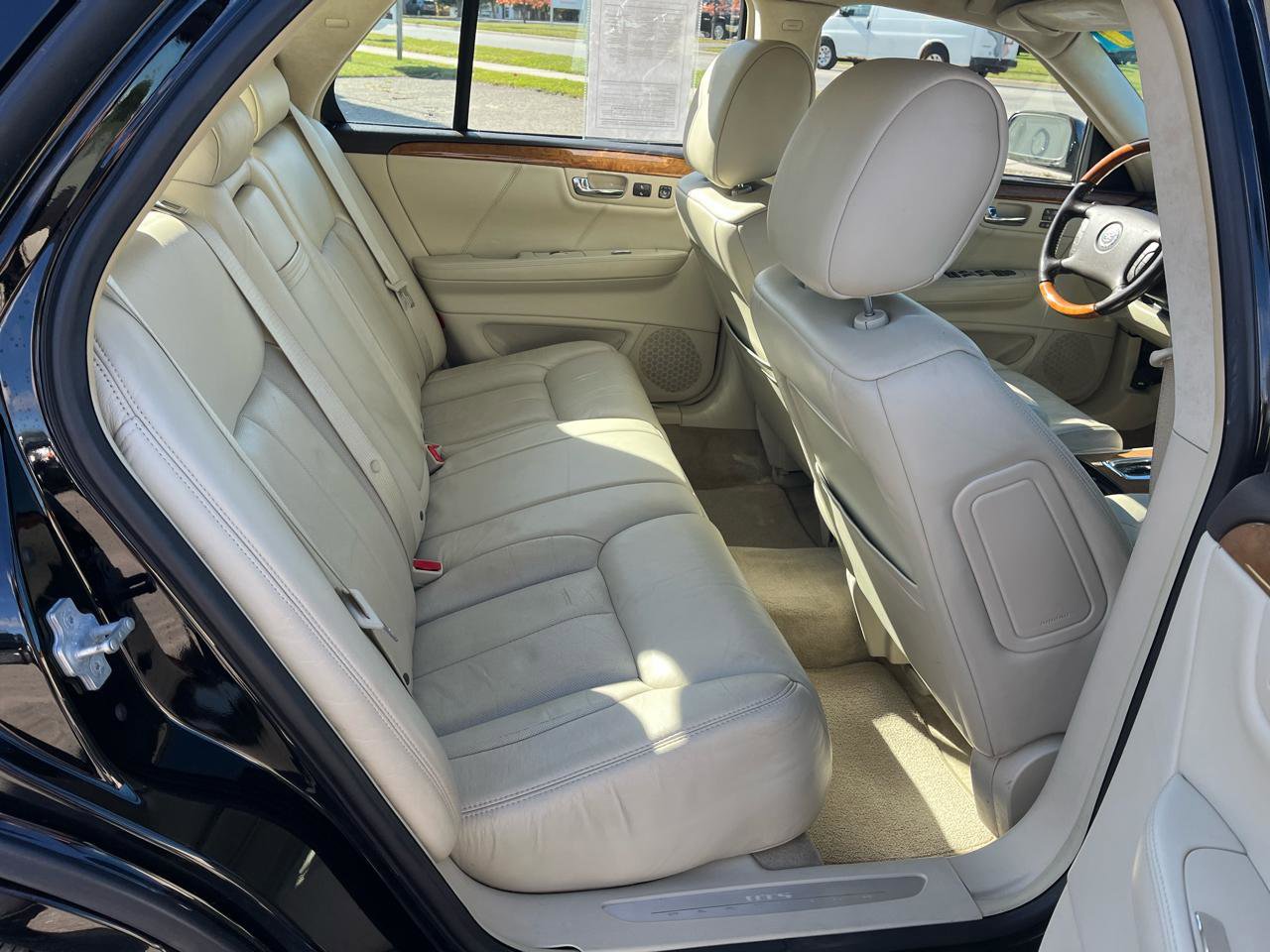 Used 2009 Cadillac DTS w/ Platinum Edition FWD image 17