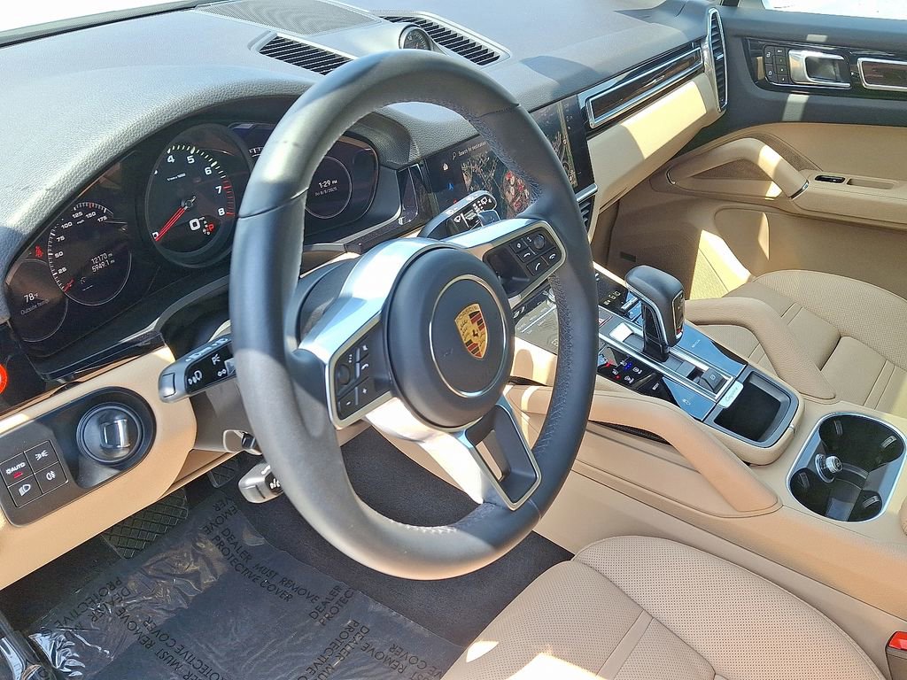 Certified 2023 Porsche Cayenne Platinum Edition image 4