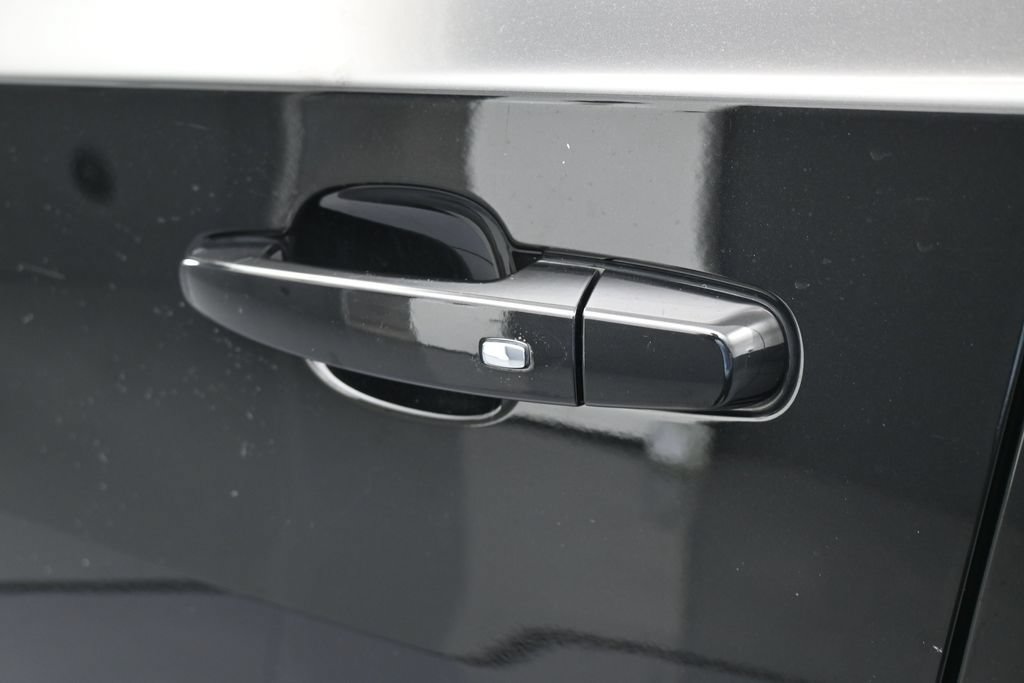 Used 2023 Chevrolet Traverse RS FWD image 41