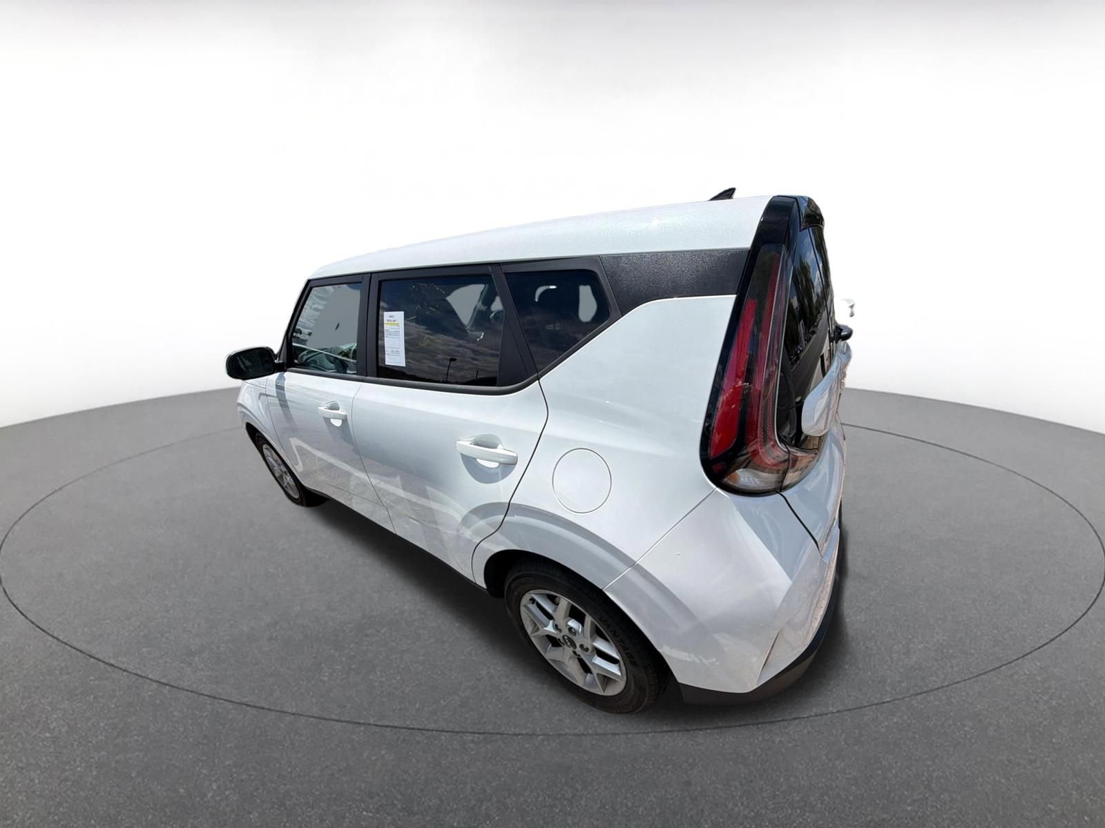 Used 2025 Kia Soul LX w/ LX Technology Package FWD image 4