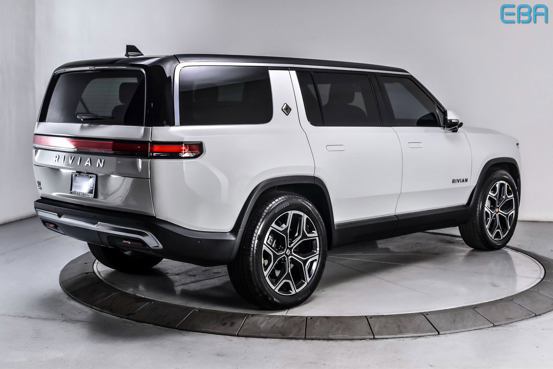 Used 2025 Rivian R1S Adventure image 6