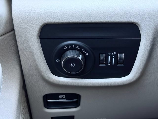 Used 2025 Jeep Grand Cherokee L Limited AWD/4WD image 39