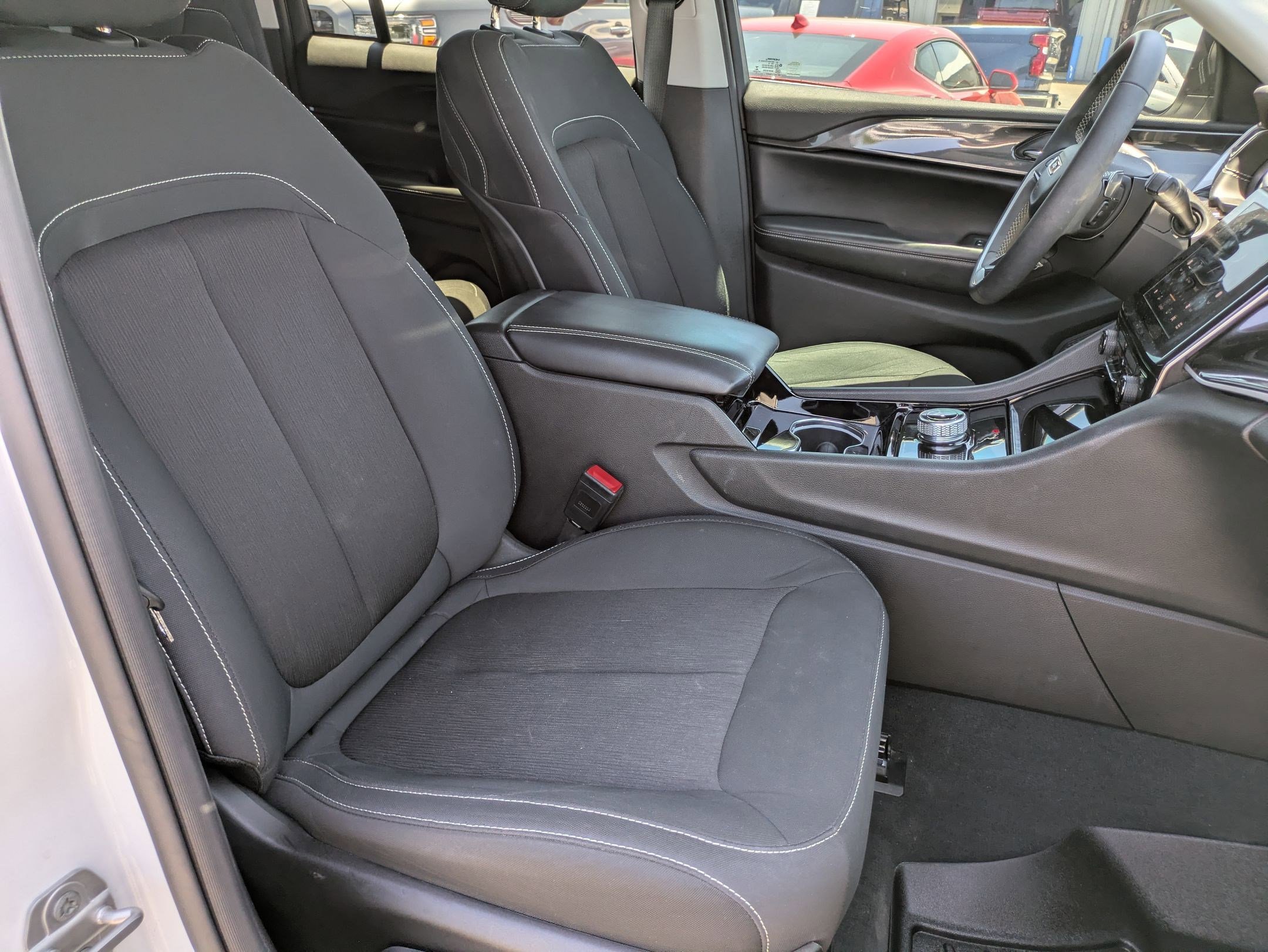 Used 2023 Jeep Grand Cherokee Laredo image 26