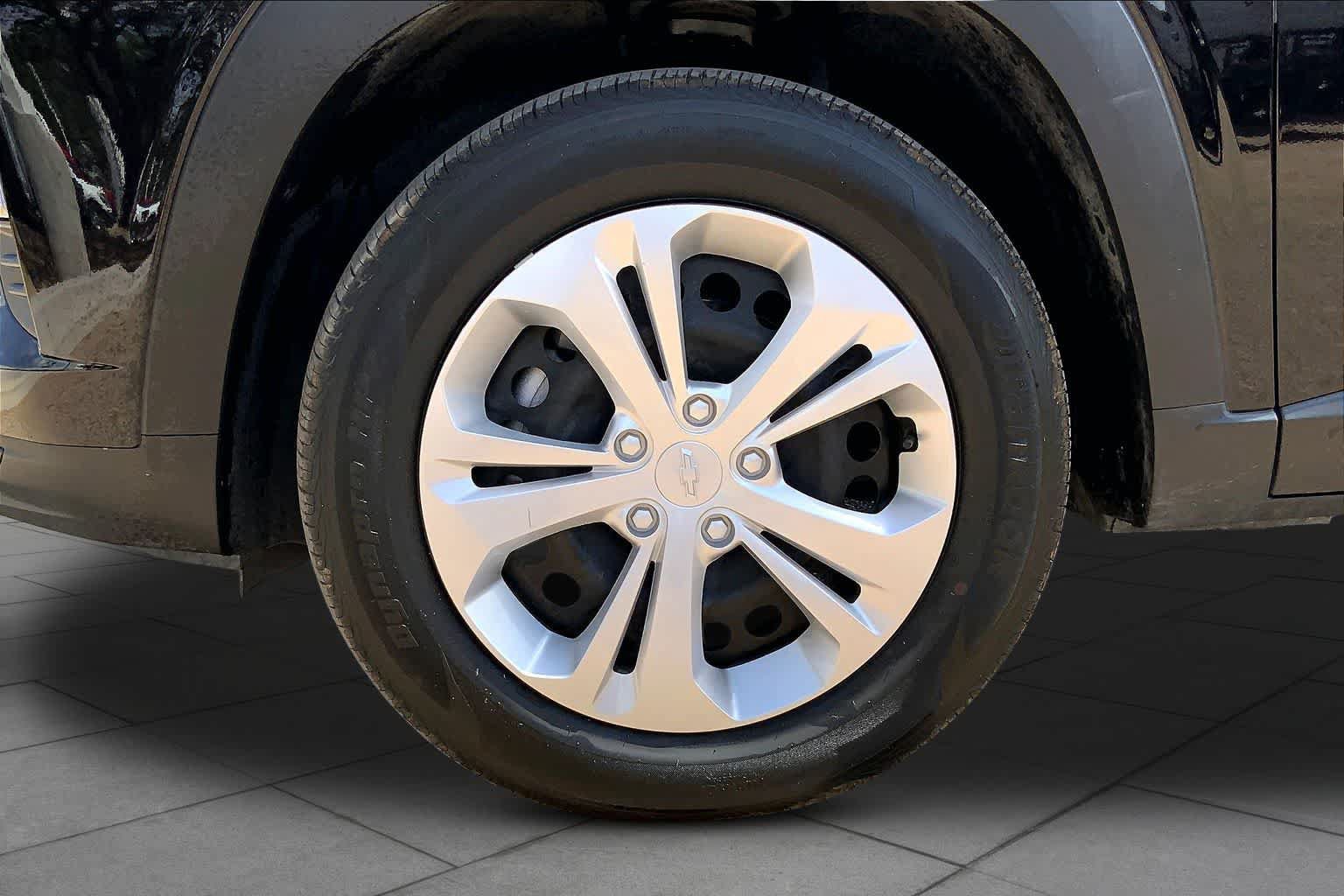 Used 2025 Chevrolet Trax LS FWD image 11
