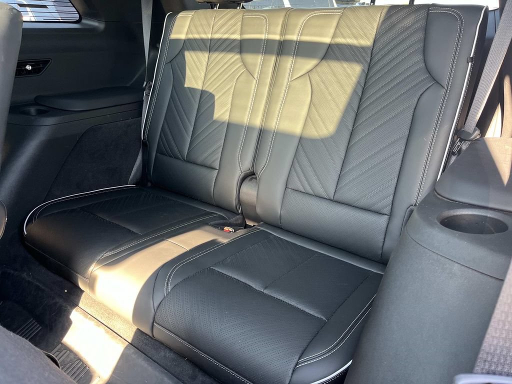 Certified 2026 Cadillac Vistiq Platinum w/ LPO, Floor Liner Package AWD/4WD image 24