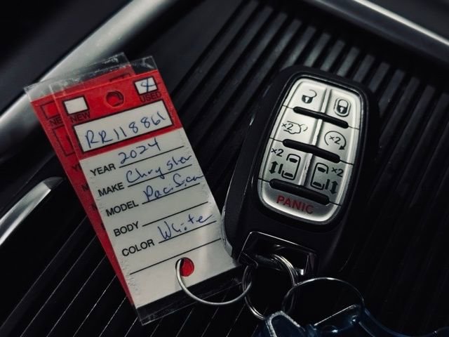 Certified 2024 Chrysler Pacifica Touring-L image 40