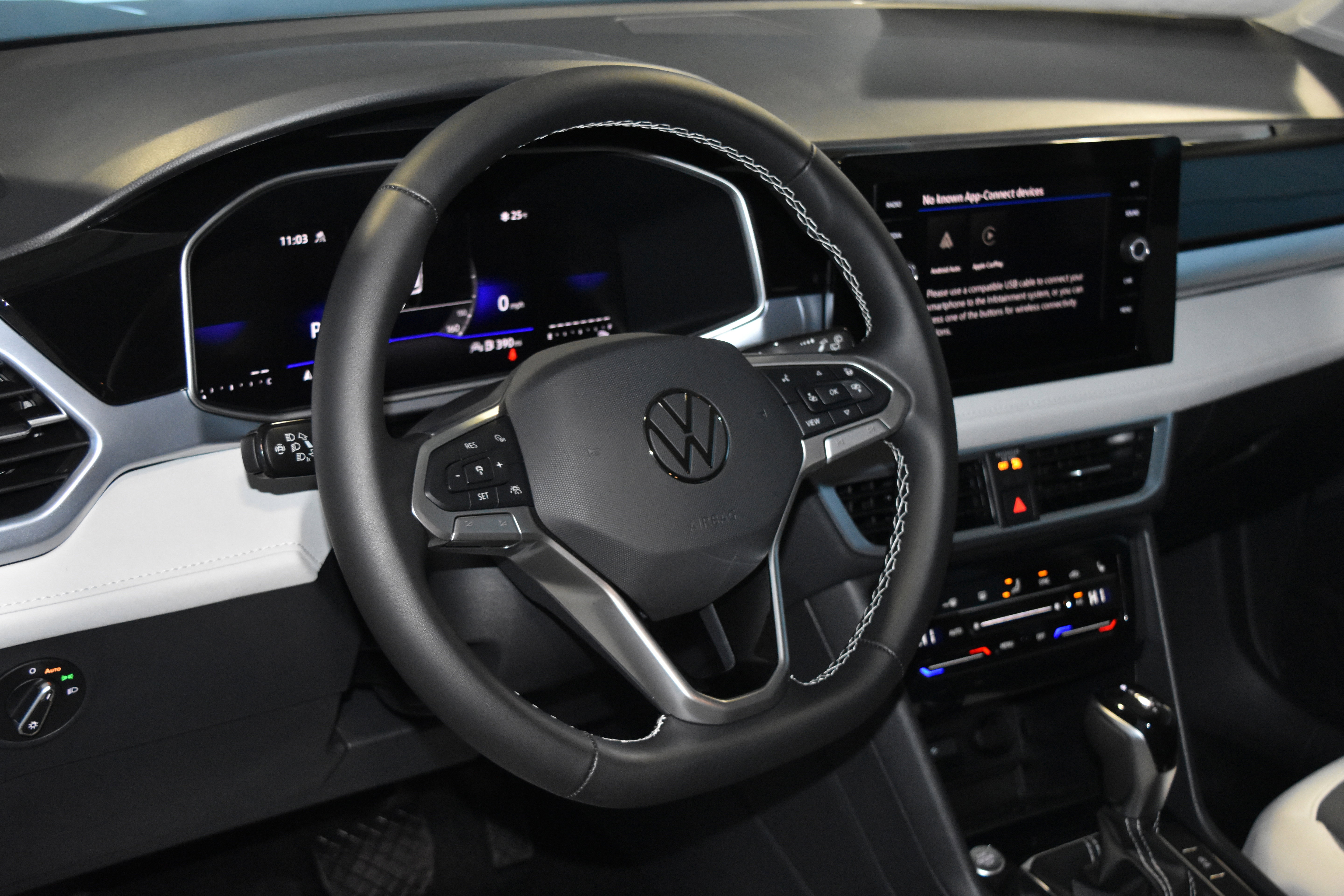 New 2026 Volkswagen Taos SE image 2