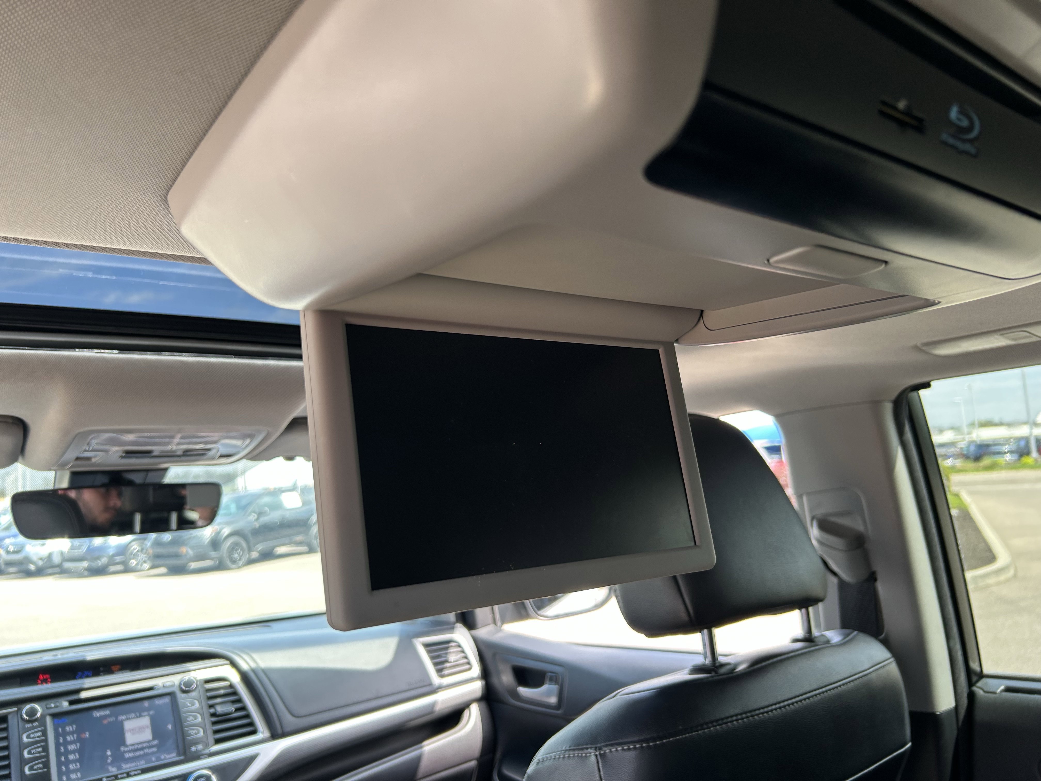 Used 2017 Toyota Highlander SE AWD/4WD image 25