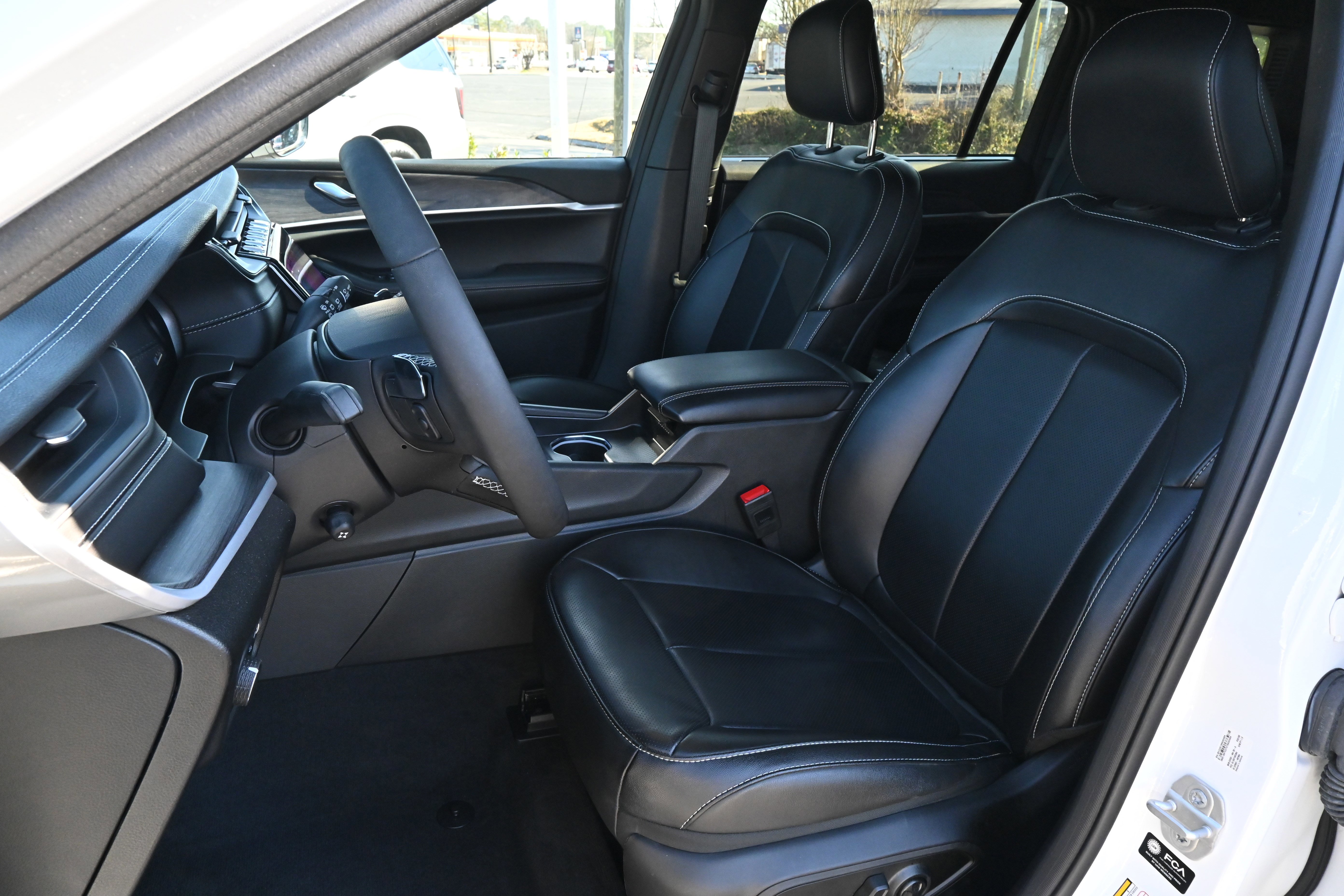 Used 2025 Jeep Grand Cherokee L Limited w/ Luxury Tech Group II image 7