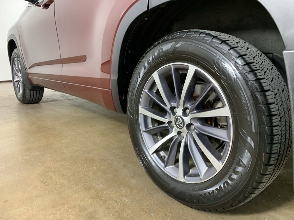 Used 2018 Toyota Highlander XLE AWD/4WD image 17