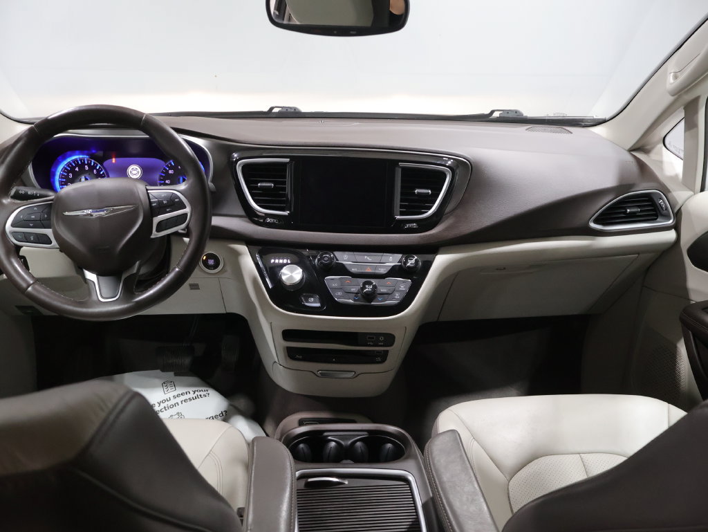 Used 2018 Chrysler Pacifica Touring-L Plus FWD image 15