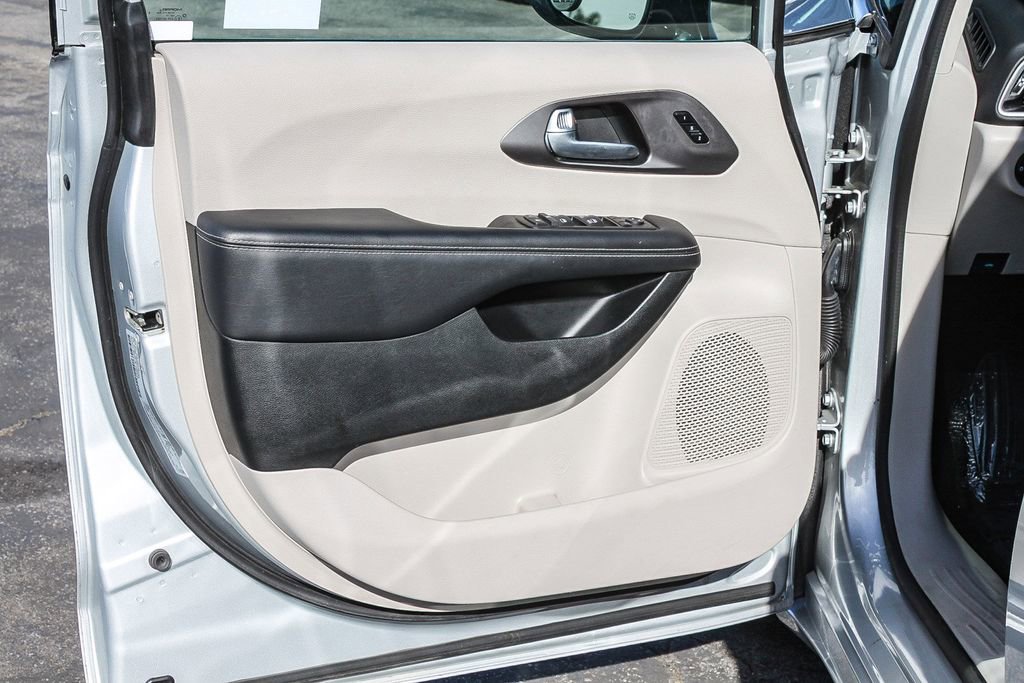 Used 2024 Chrysler Pacifica Touring-L image 27