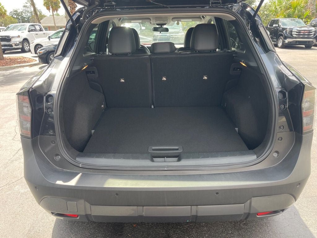 Used 2025 Nissan Kicks SR FWD image 5