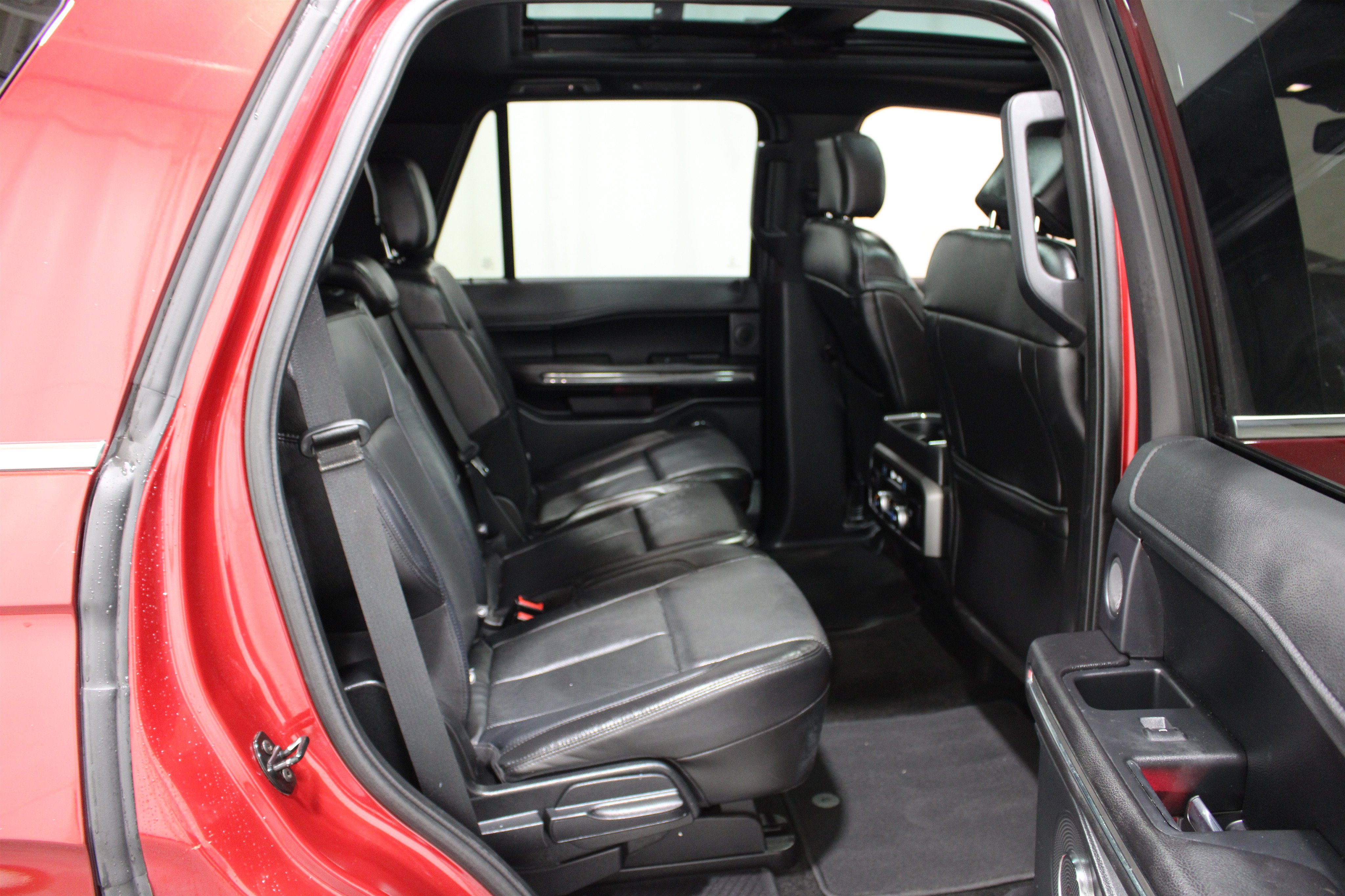 Used 2018 Ford Expedition XLT w/ Equipment Group 202A AWD/4WD image 27