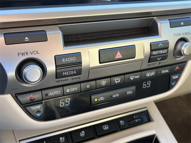 Used 2015 Lexus ES 300h image 35