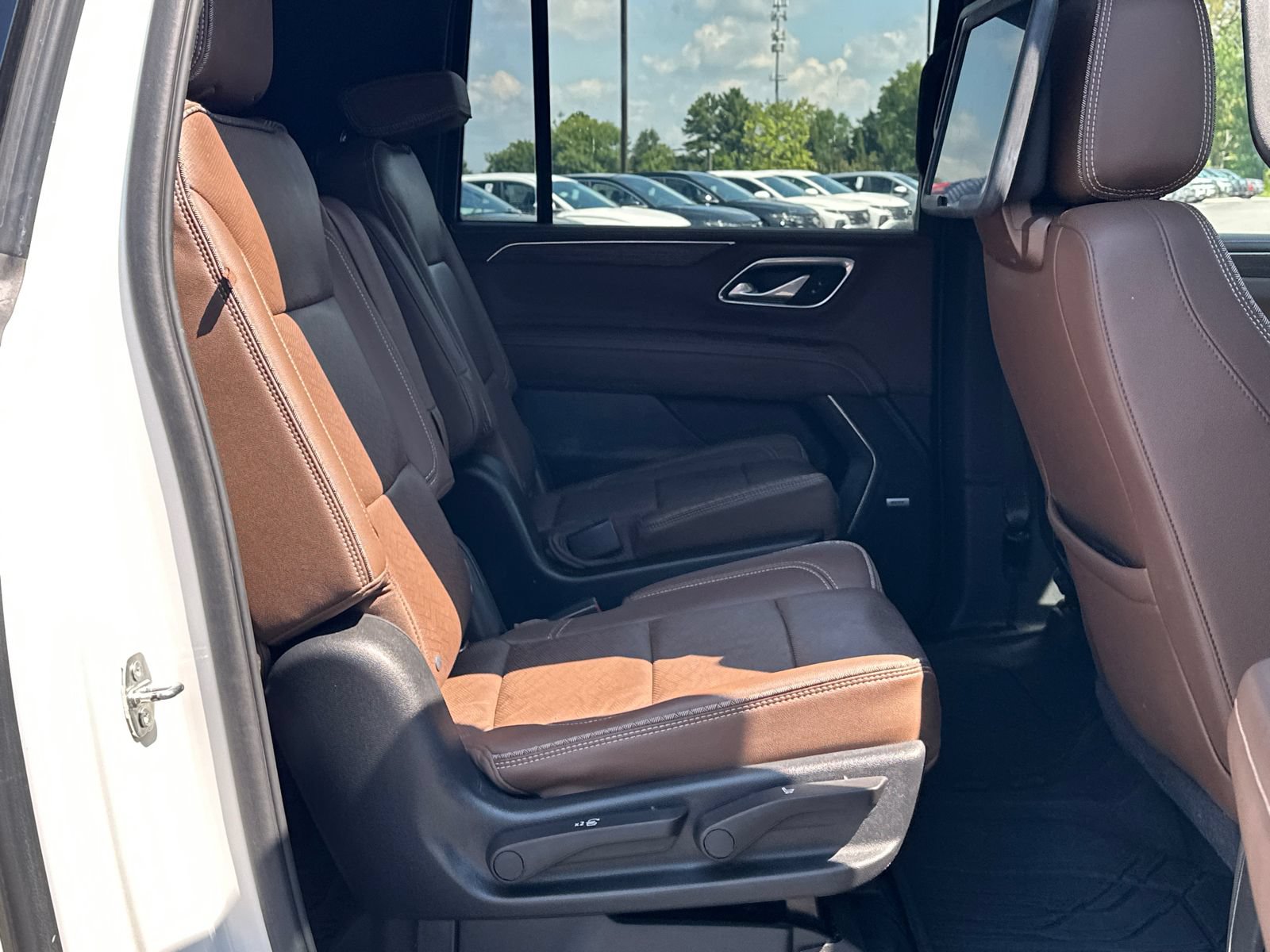 Used 2021 Chevrolet Suburban High Country w/ Premium Package AWD/4WD image 15