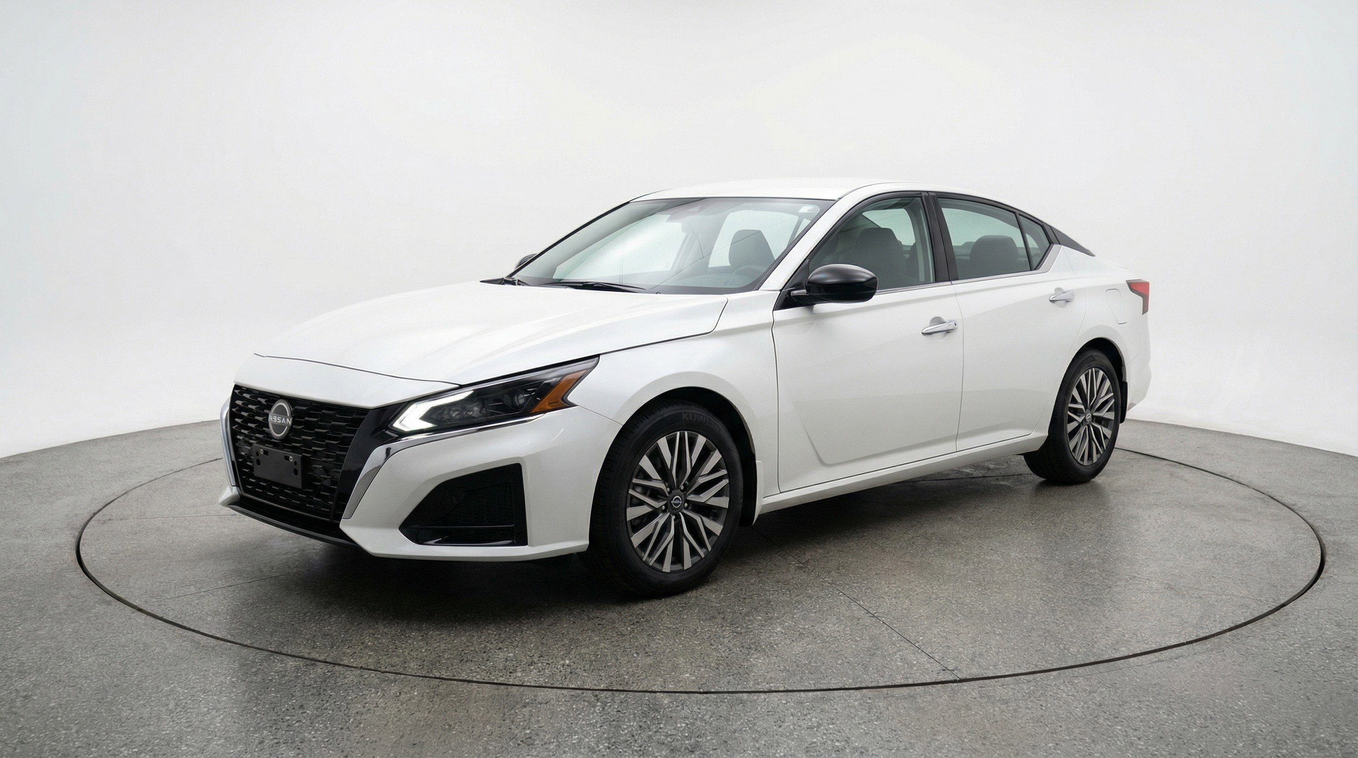 Used 2025 Nissan Altima 2.5 SV FWD image 3