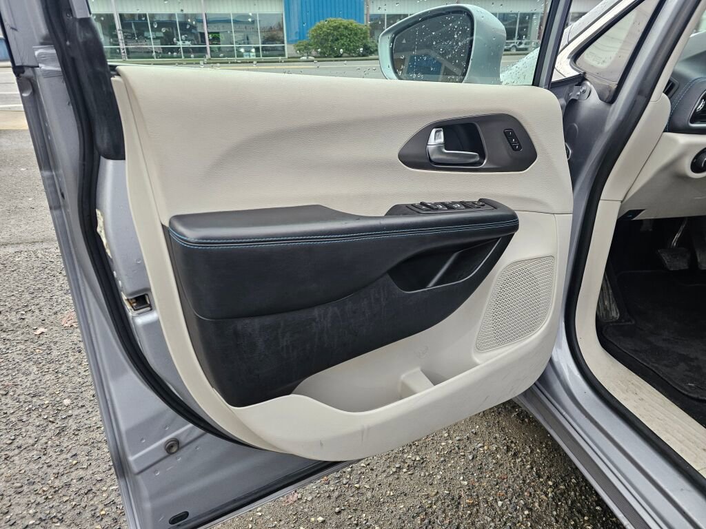 Used 2021 Chrysler Pacifica Touring-L image 22