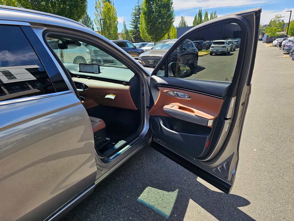 Used 2022 Genesis GV70 2.5T w/ Advanced Package AWD/4WD image 28