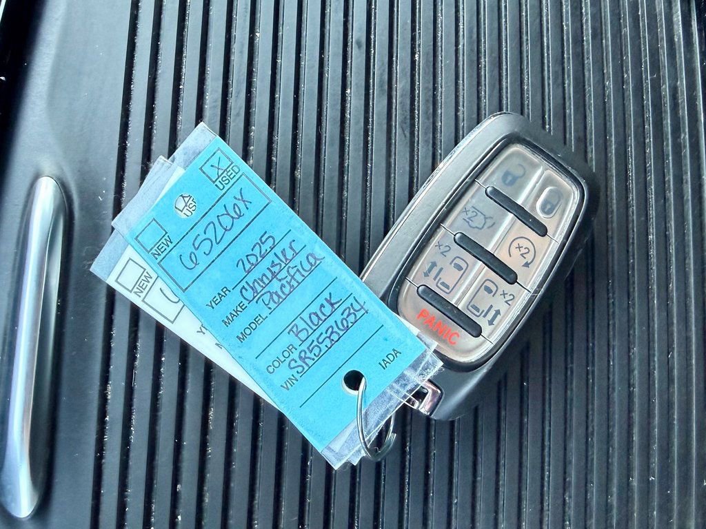 Used 2025 Chrysler Pacifica Limited image 32