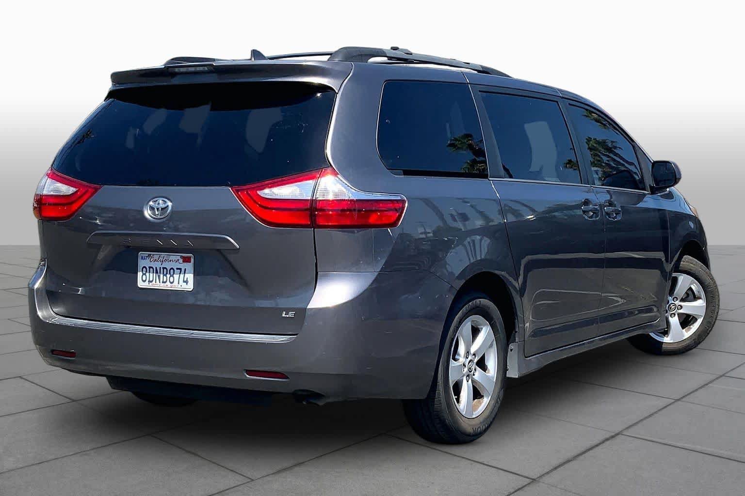 Used 2018 Toyota Sienna LE w/ Carpet Mat Package FWD image 12