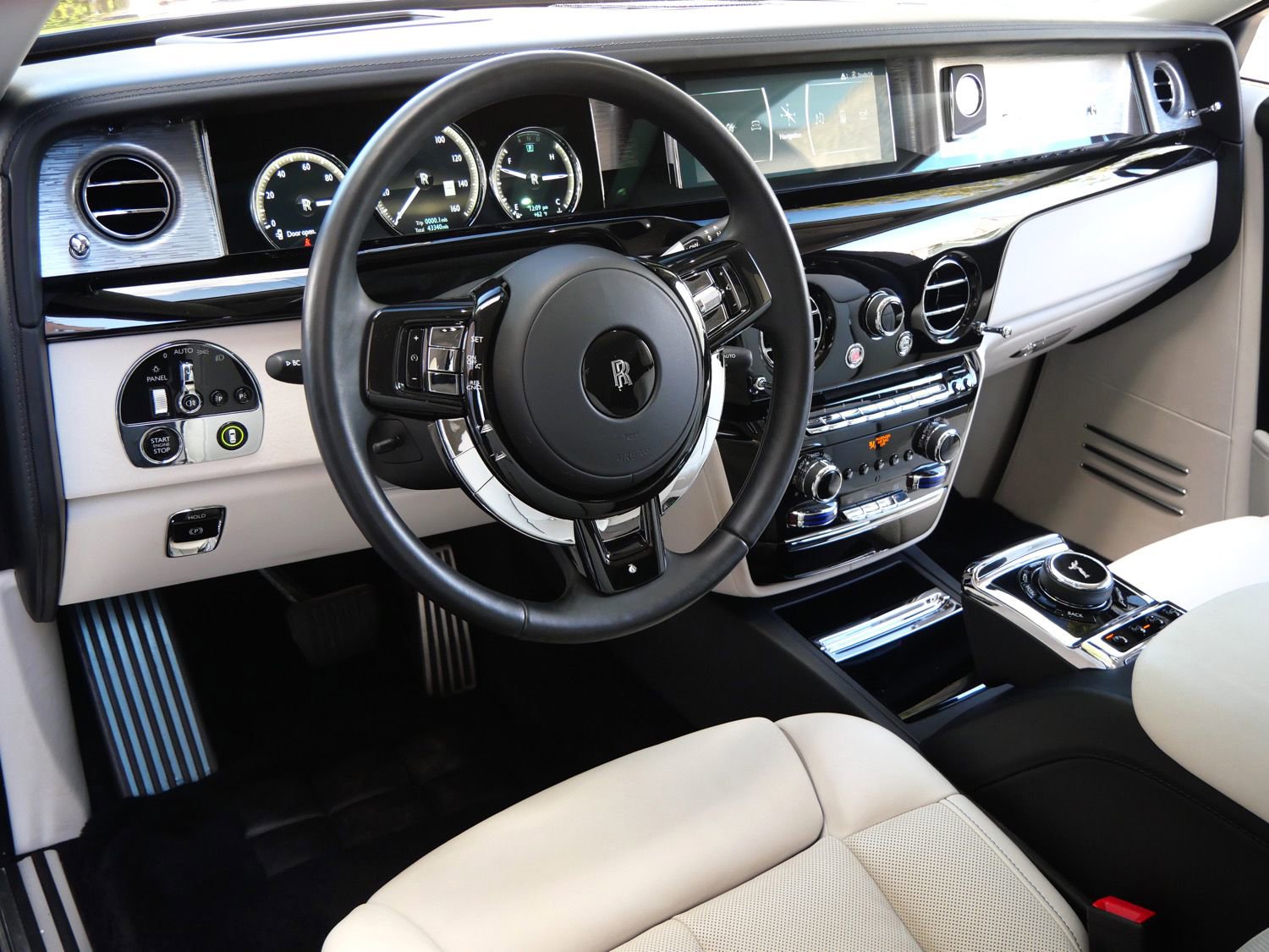 Used 2024 Rolls-Royce Phantom Extended Wheelbase w/ The Phantom Package RWD image 17