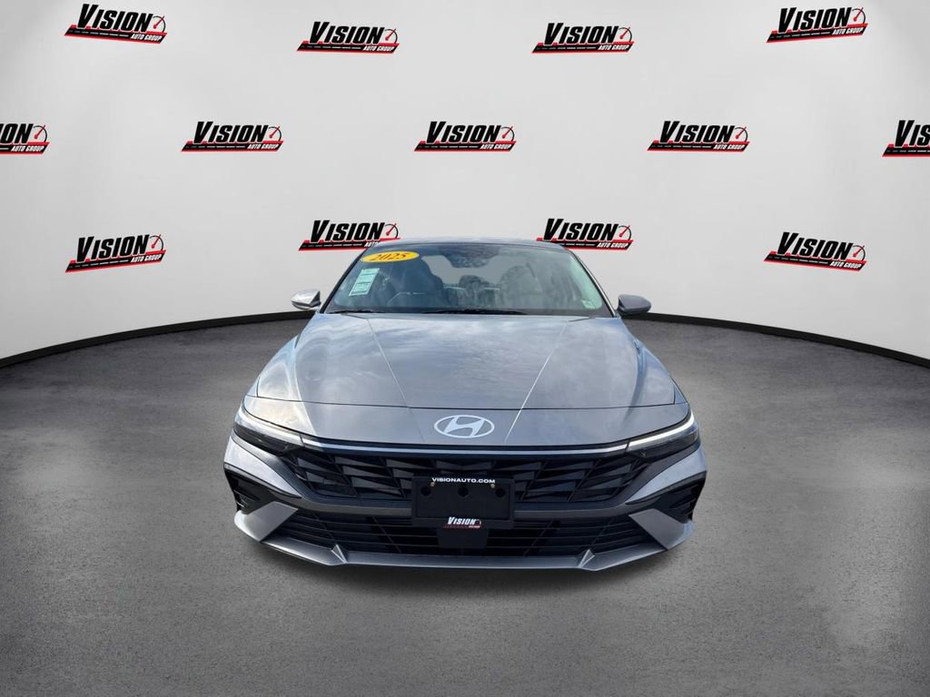 Used 2025 Hyundai Elantra Limited video 2