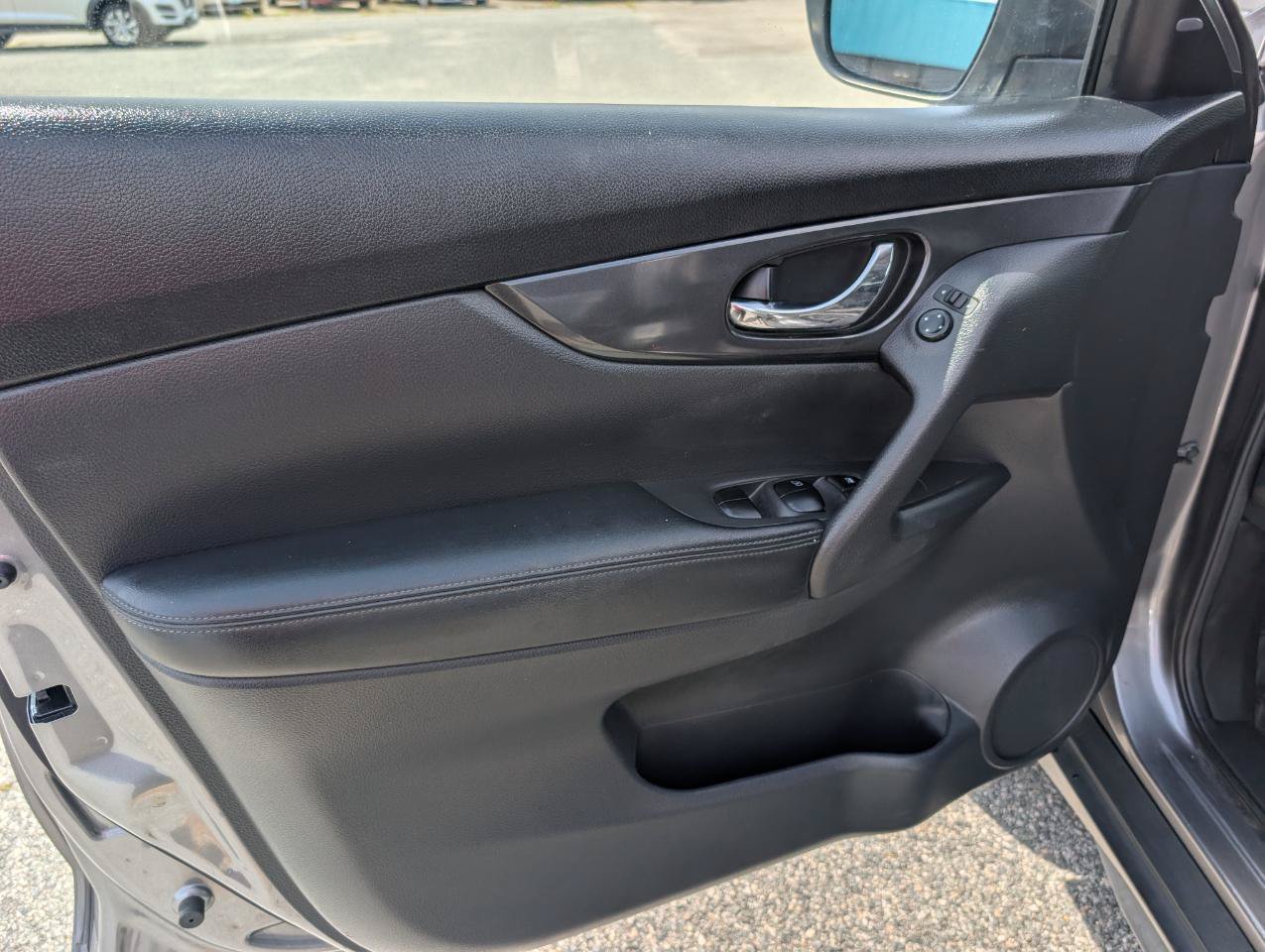 Used 2018 Nissan Rogue SV FWD image 14
