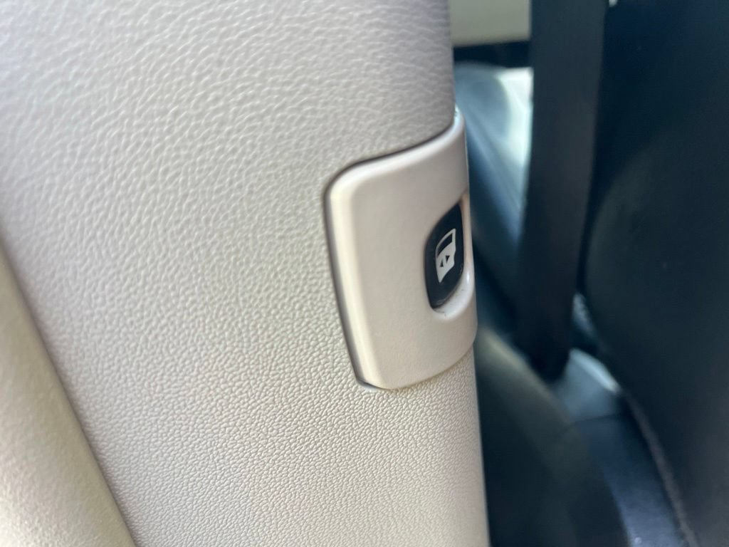 Used 2014 Chrysler Town & Country Touring-L FWD image 38