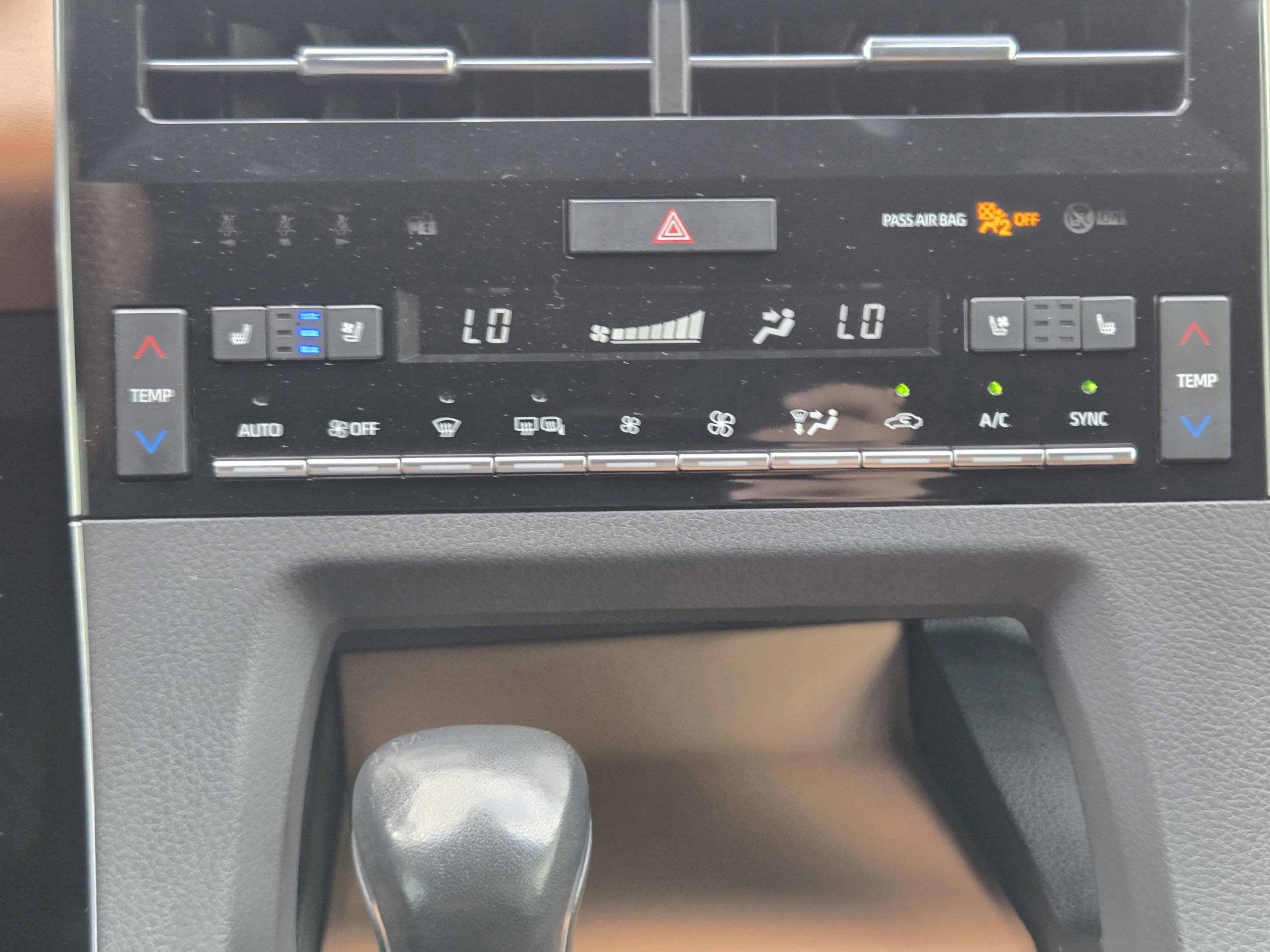 Used 2022 Toyota Avalon Limited image 11