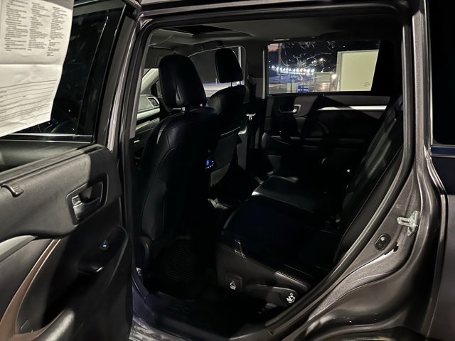 Used 2018 Toyota Highlander XLE image 11
