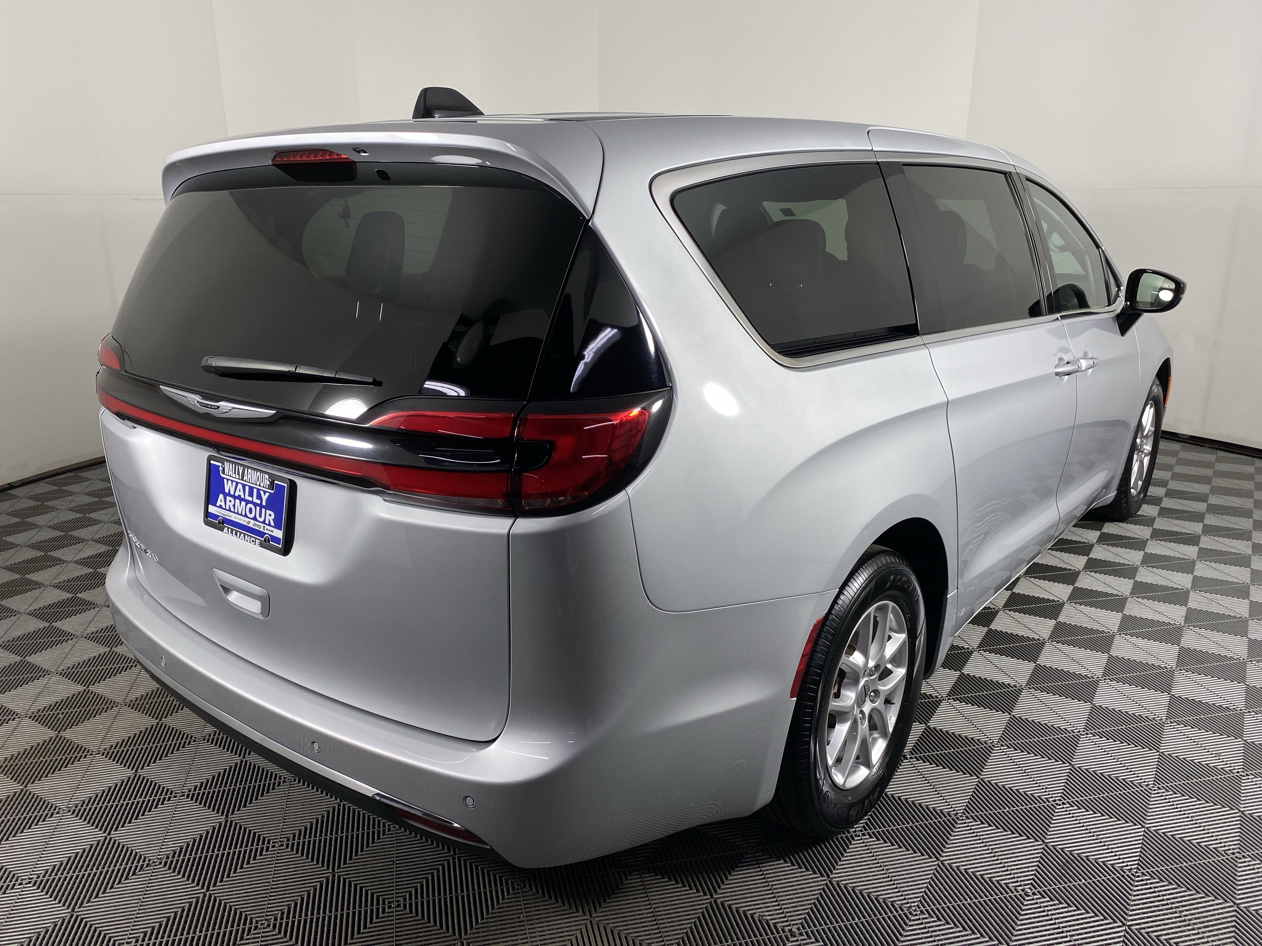 Used 2024 Chrysler Pacifica Touring-L image 7