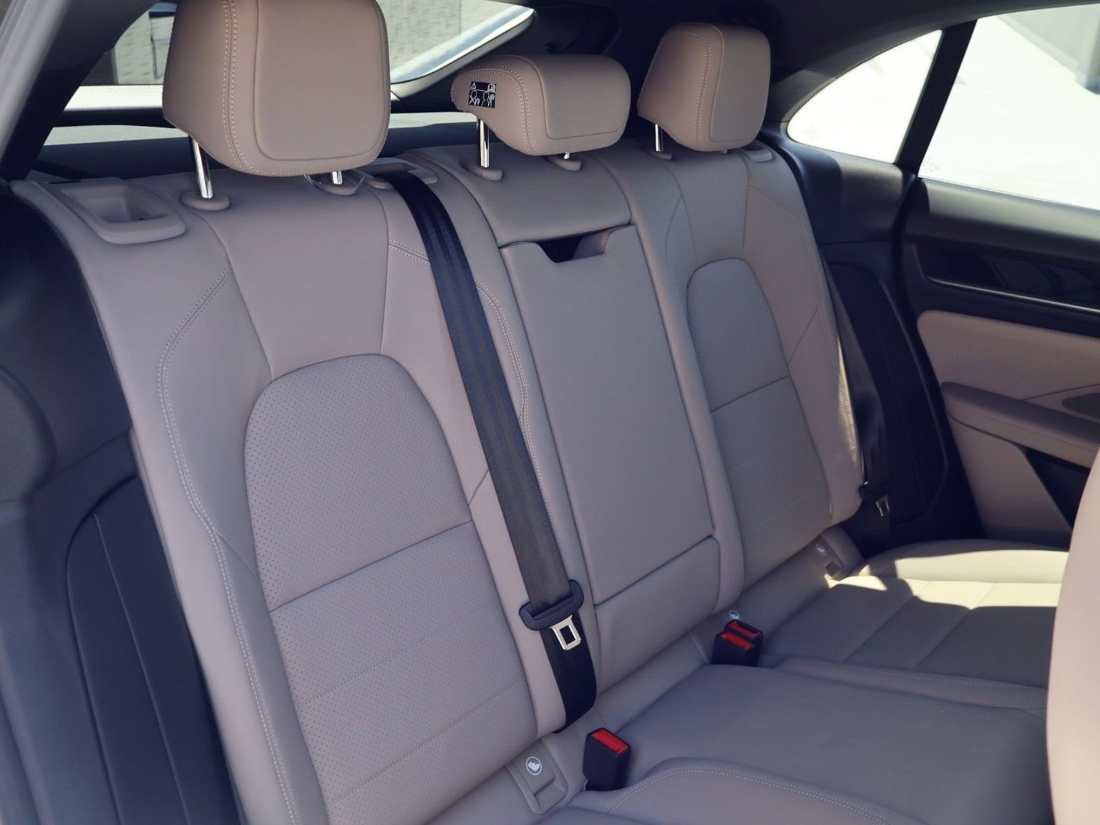 Certified 2025 Porsche Macan 4 Electric AWD/4WD image 23