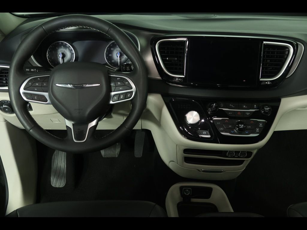 Used 2024 Chrysler Pacifica Touring-L image 13