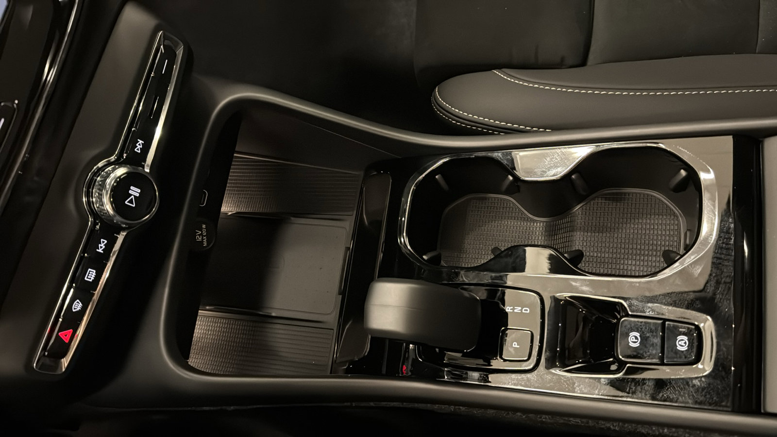 New 2026 Volvo XC40 B4 Plus w/ Climate Package FWD image 19