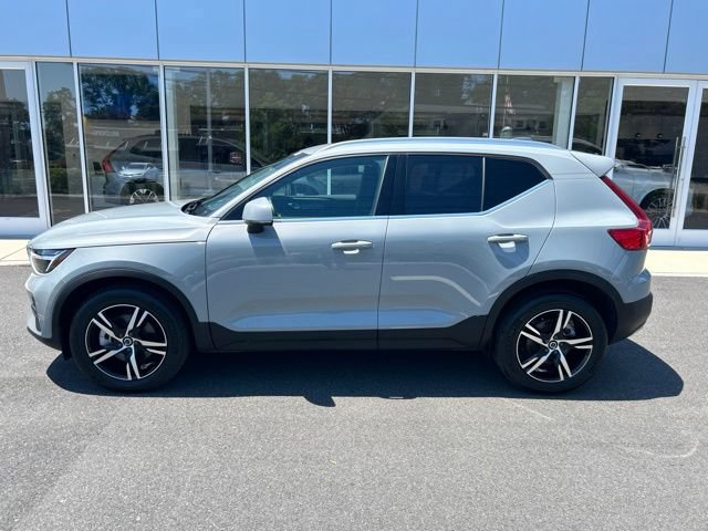 Used 2025 Volvo XC40 B5 Core AWD/4WD image 2