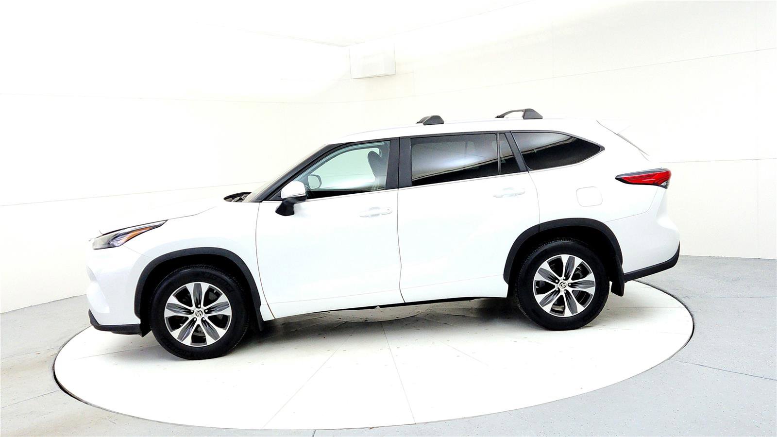 Certified 2023 Toyota Highlander XLE image 3