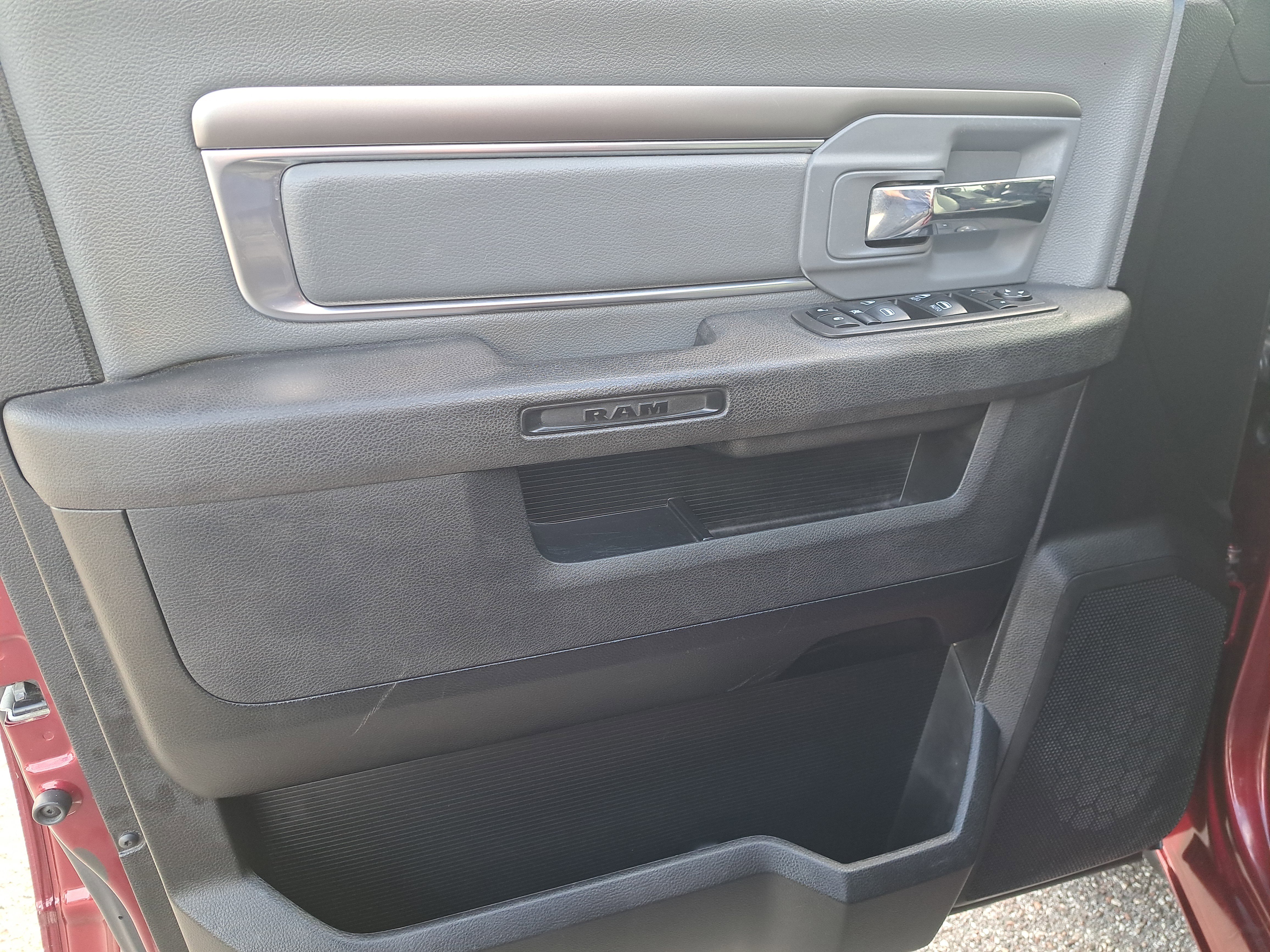 Used 2021 RAM 1500 Classic SLT image 13