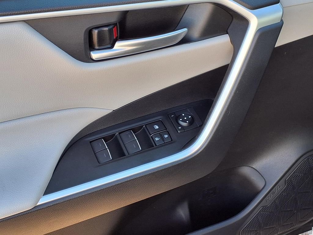 Used 2023 Toyota RAV4 XLE Premium image 18