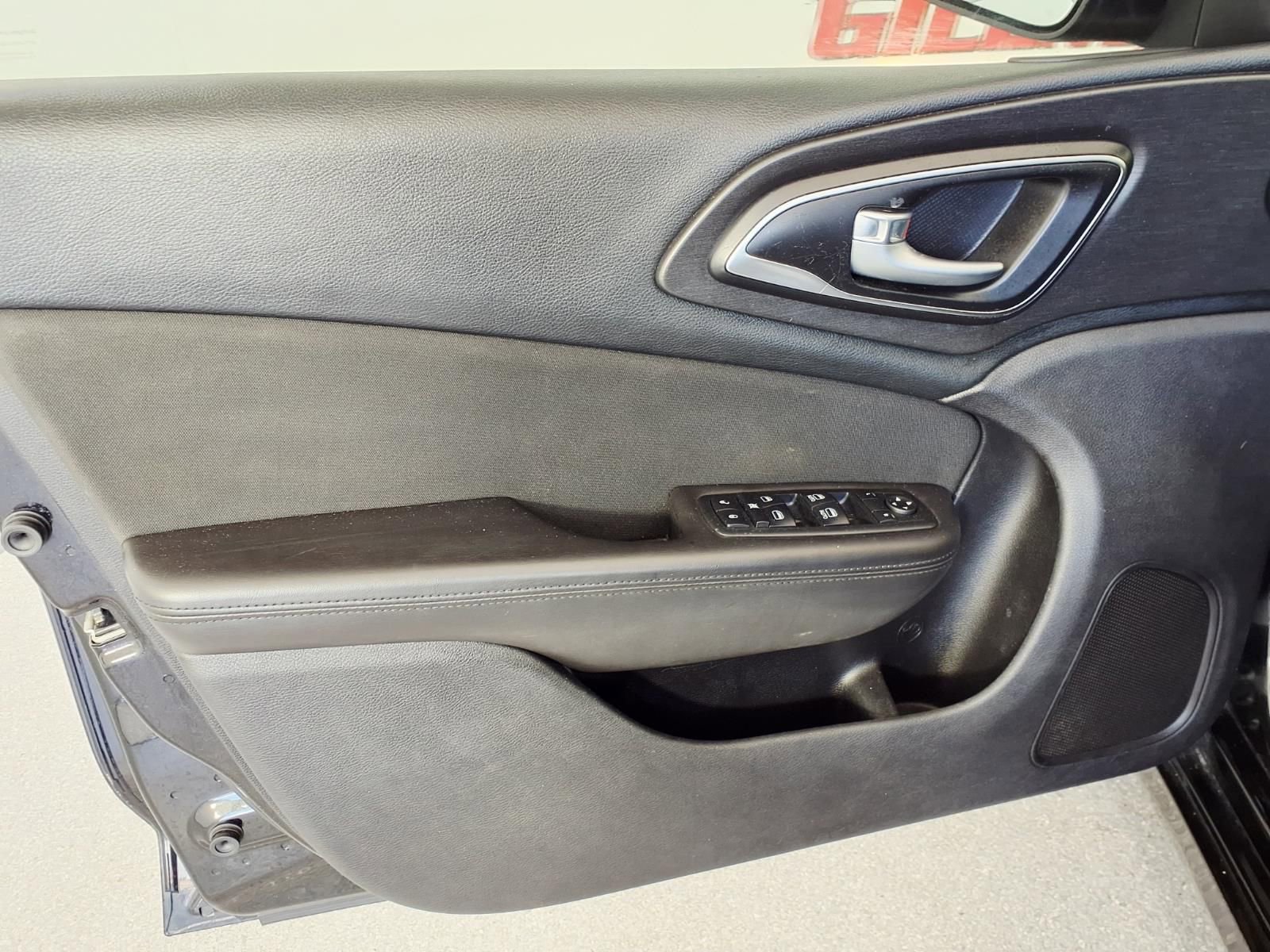 Used 2016 Chrysler 200 Limited w/ Convenience Group image 25