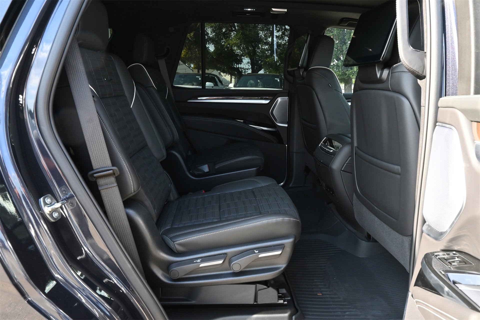 New 2025 Cadillac Escalade Sport Platinum w/ LPO, ONYX Package image 24