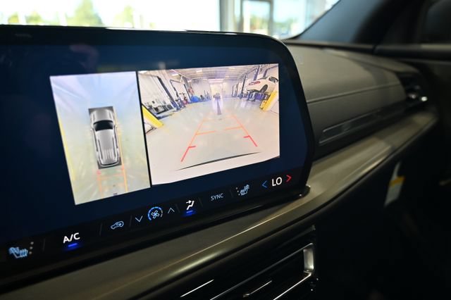 New 2027 Chevrolet Traverse LT w/ Sun and Wheel Package FWD image 17