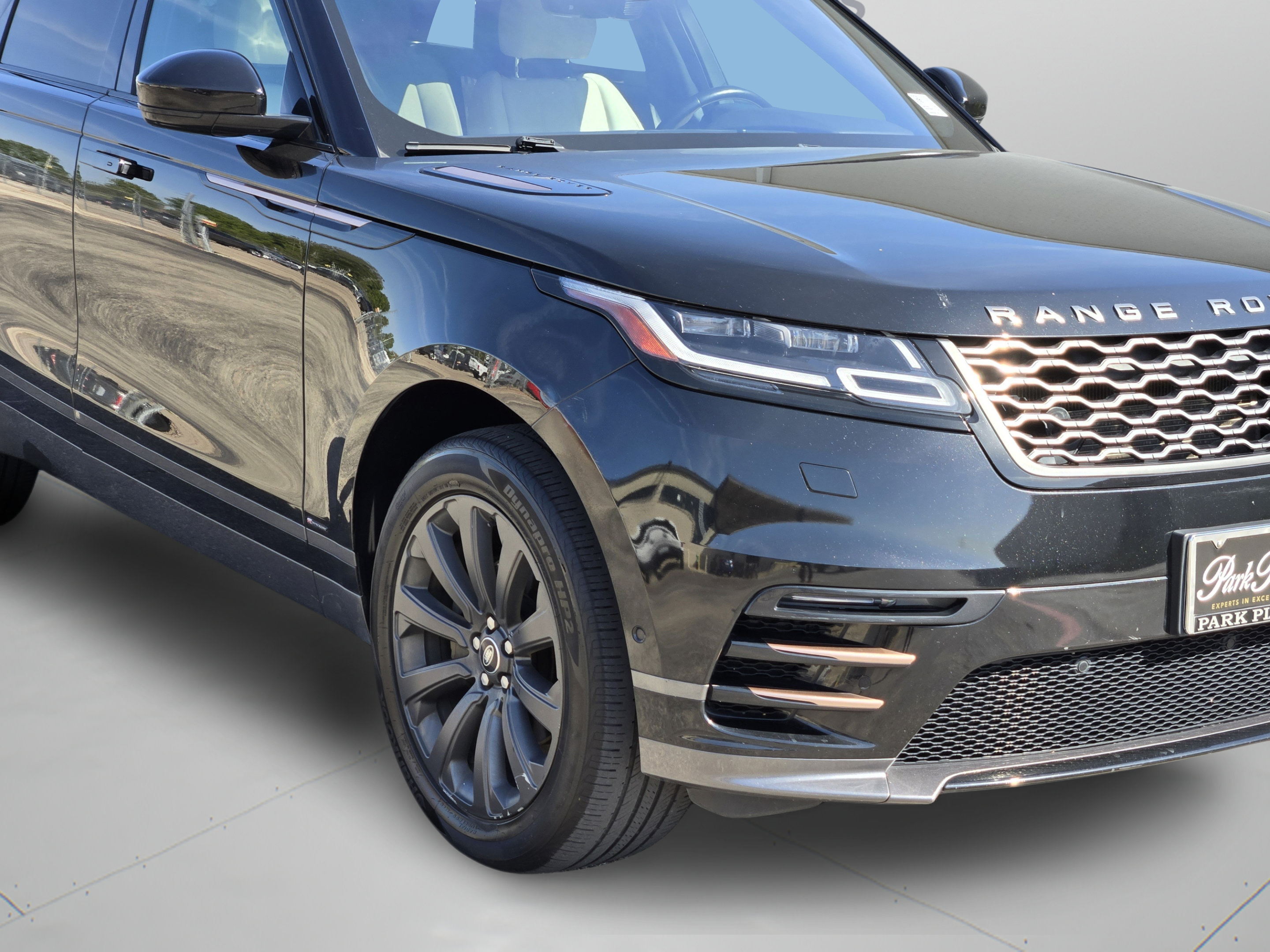 Used 2018 Land Rover Range Rover Velar R-Dynamic SE AWD/4WD image 30