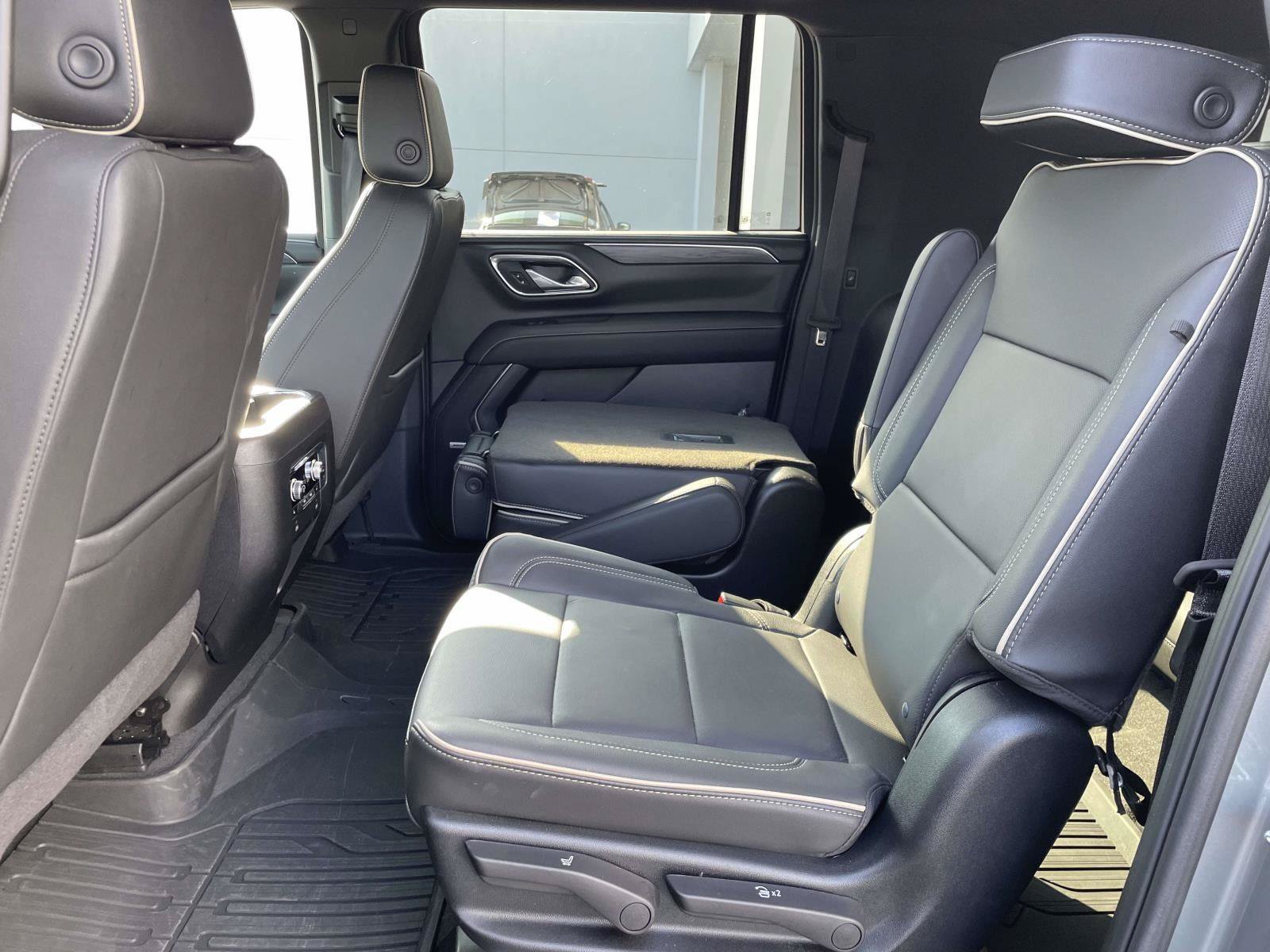 Certified 2024 GMC Yukon XL SLT w/ SLT Luxury Package AWD/4WD image 14