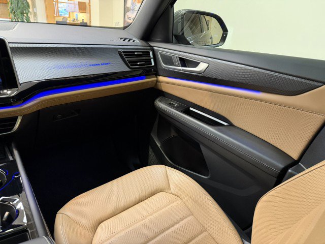 Used 2024 Volkswagen Atlas Cross Sport SEL R-Line image 14