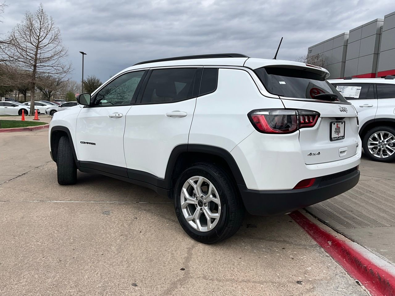 Used 2025 Jeep Compass Latitude AWD/4WD image 8