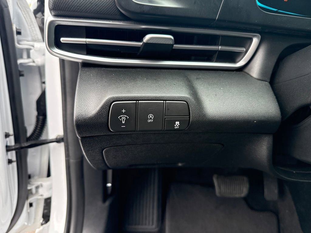 Used 2025 Hyundai Elantra SE image 13