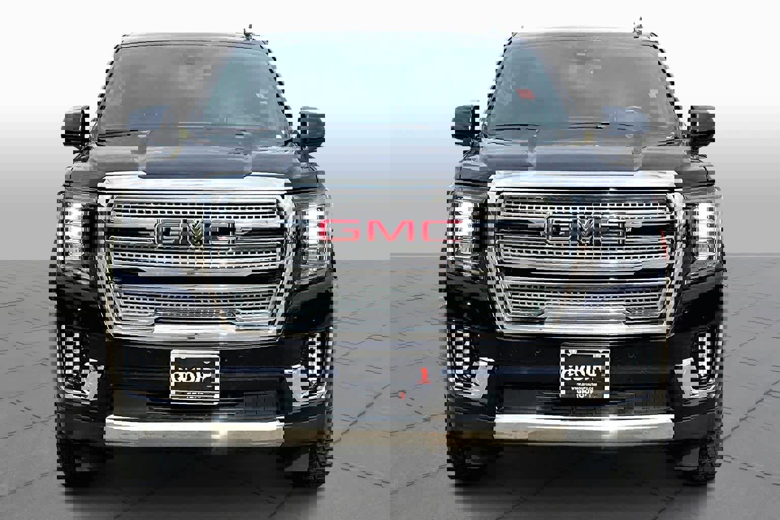 Used 2022 GMC Yukon XL SLT image 3